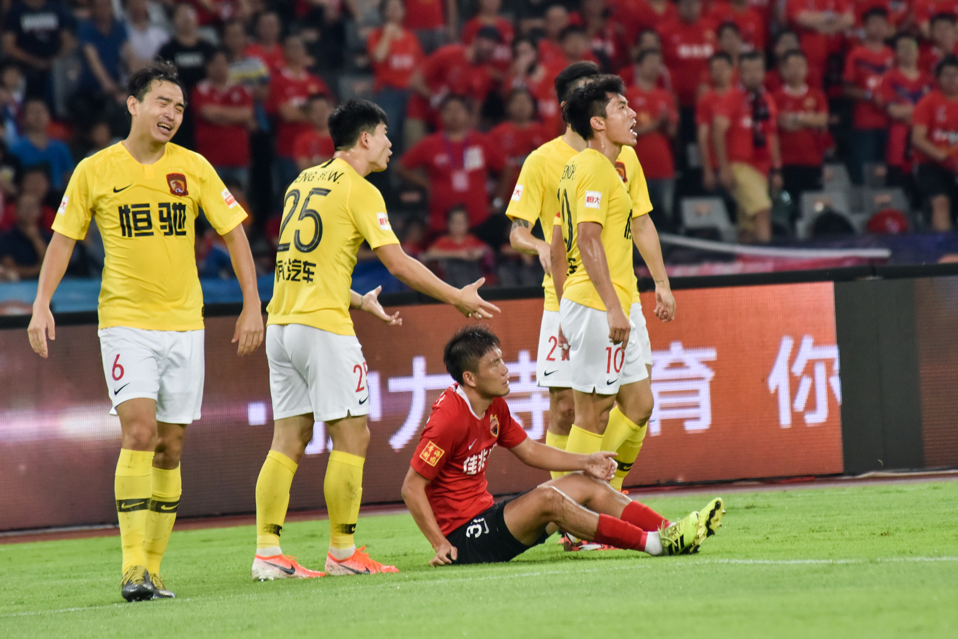 埃因霍温迎亚冠关键赛；今夜篮板制胜；气氛紧张；轮换策略成焦点(埃因霍温对海伦芬比赛结果)