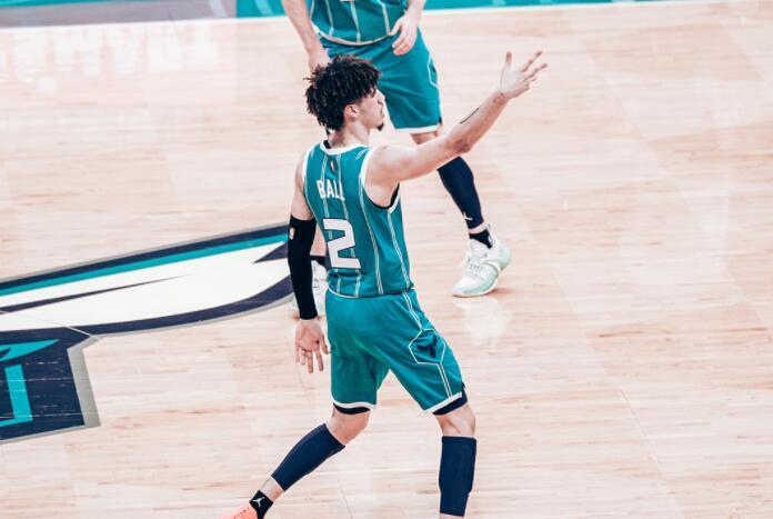 九游社区-包含刚刚！加时末段强势反弹引欢呼加时末段莱比锡豪取连胜，字母哥在独行侠比赛中爆冷的词条